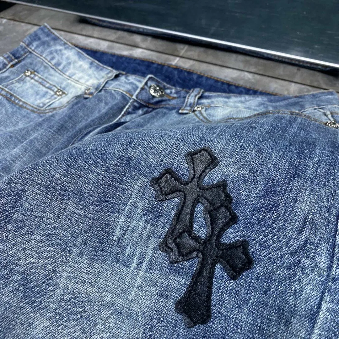P256 Chrome Hearts🌸Jeans are here🌸 Classic version series, versatile style, exclusive custom-woven and dyed 100% pure cotton high-weight denim fabric, high-tech washing! After the pants are finished, do heavy enzyme stone washing and rinsing! ✨Heavy leather embroidery➕denim cat whiskers✨Original hardware mold opening! Carrying various craft elements, this season’s most classic denim trousers! Suitable for all kinds of outfits and can be worn in all seasons. Recommended color: dyed denim blue. Code numbers: S, M, L, XL
